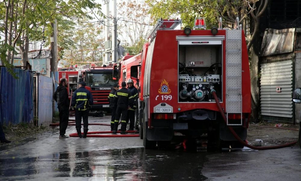 Μεγάλη φωτιά σε εμπορικό κατάστημα στον Πειραιά